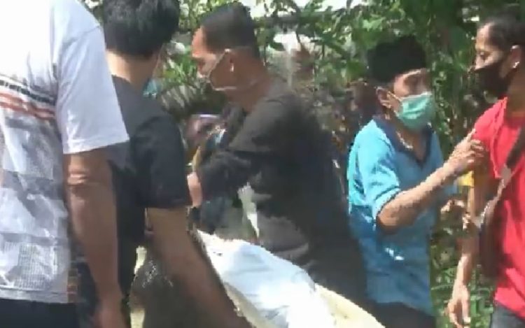 Hasil Swab Negatif Covid-19, Makam Pasien di Bandarlampung Dibongkar untuk Dimandikan Ulang (Foto: iNews/Ruslan AS)