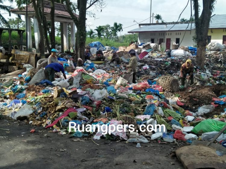 Aktivitas warga pemulung di TPA Pematangsiantar, Rabu (27/1/2021).