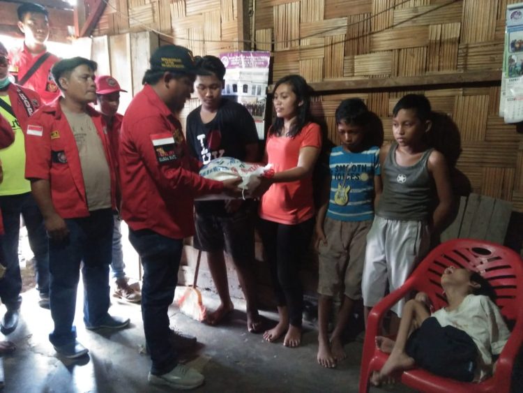 Ketua PAC PBB Siantar Martoba, Rotua Nainggolan, didampingi pengurus dan anggota lainnya, saat menyerahkan bantuan kepada Tetty boru Simanungkalit, Rabu (17/2/2021) siang tadi.