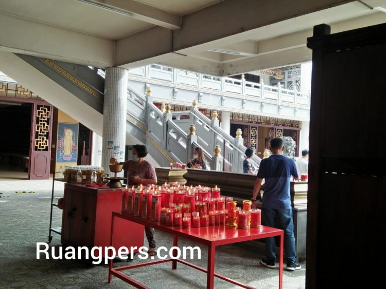 Pengunjung  tampak sembahyang di Vihara Avalokitesvara Pematangsiantar, Selasa (2/2/2021).