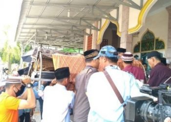 Jenazah korban kecelakaan maut Bus Intra vs Avanza disalatkan dan dimakamkan. [kabarmedan.com]