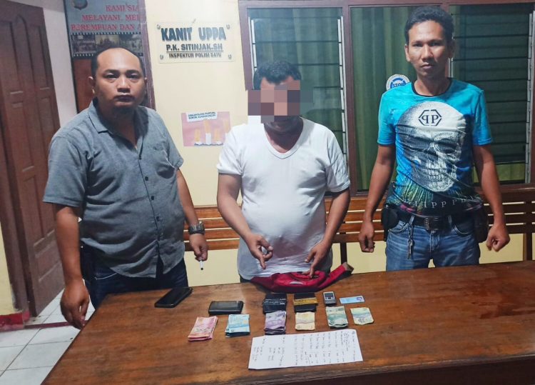 Foto tersangka dan barang bukti yang diamankan Polisi.