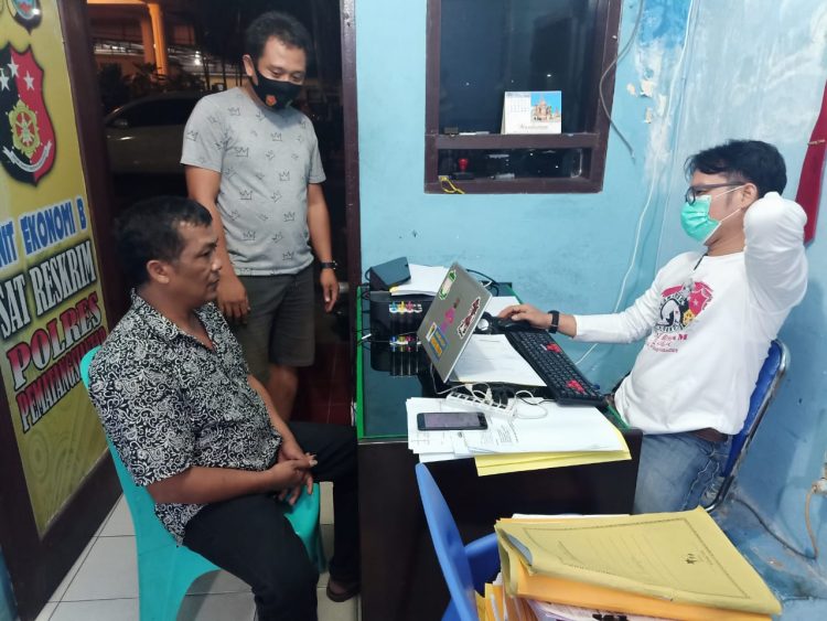 Foto pelaku saat diperiksa petugas.