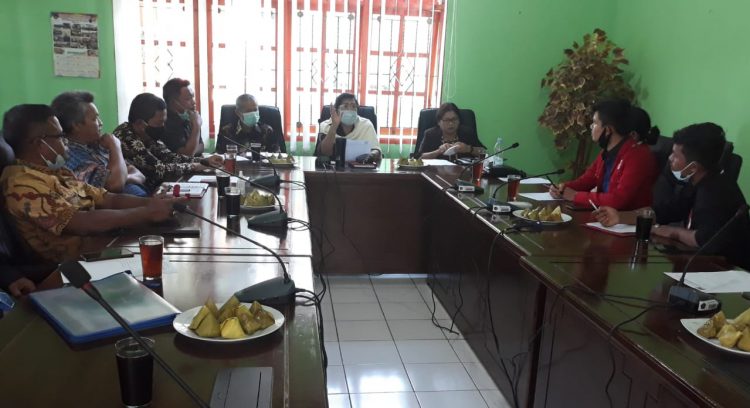 Rektor IAKN Tarutung, Prof. Dr. Lince Sihombing, M.Pd, saat menerima kunjungan Pengurus DPC GMNI Taput, yang memberikan dukungan penuh, transformasi IAKN Tarutung menjadi UKN Tarutung, di Media Center IAKN Tarutung, pada Kamis (26/2/2021), lalu.