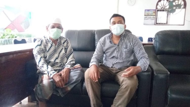 Ketua MUI Kabupaten Sergai (mengenakan batik) saat dikonfimasi awak media. (foto/dmk)