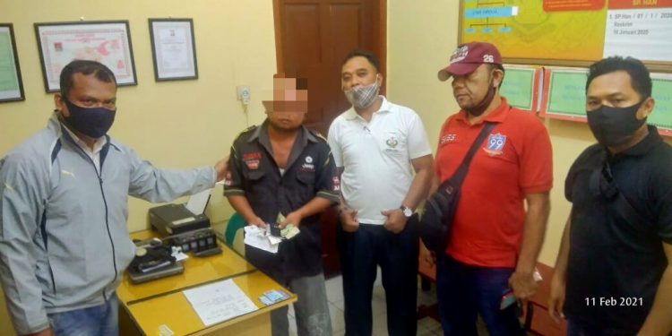 Pelaku memperlihatkan barang bukti.