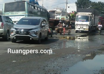 Jalan depan Loket Intra Parluasan tampak rusak, pengendara harus berhati – hati saat melintas, Kamis (4/2/2021) siang tadi.