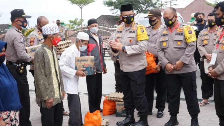 Irwasda Polda Sumut, Kombes Pol. Drs. Armia Fahmi, didampingi Kapolres Simalungun, AKBP Agus Waluyo, S.I.K., saat menyerahkan  sembako dari Kapolda Sumatera Utara, kepada warga, di halaman Masjid Raya Taqwa Parapat, Jumat (5/2/2021).