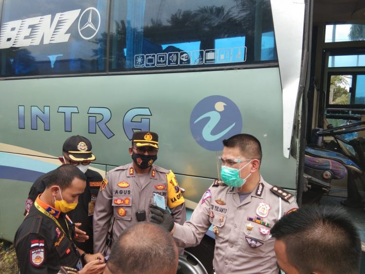Kapolres Tebing Tinggi, AKBP Agus Sugiyarso dan Kasi Sidik Laka, Subdit Laka Dit Gakkum Korlantas Polri, AKBP Tri Yulianto saat memeriksa kondisi mobil, di Unit Lakalantas Polres Tebing Tinggi. (foto/dmk)