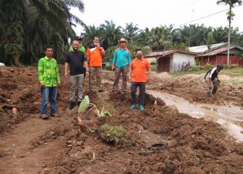 Kadis PUPR Sergai, Johan Sinaga (baju kaos hijau), bersama Camat Sipispis saat meninjau jalan rusak. (foto/dmk)