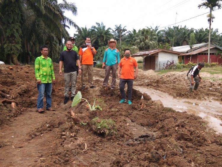 Kadis PUPR Sergai, Johan Sinaga (baju kaos hijau), bersama Camat Sipispis saat meninjau jalan rusak. (foto/dmk)