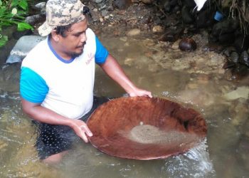 Salah seorang warga lagi mencari logam emas mulia di Aek Garaga Batu Simbolon Humbahas.