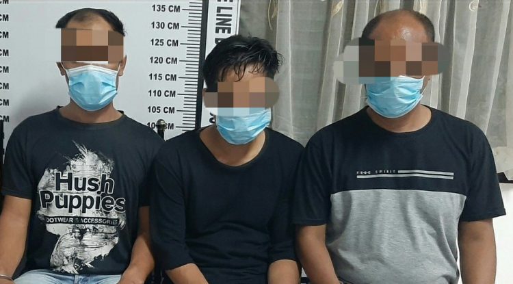 Foto ketiga orang tersangka yang dianankan Polisi terkait sabu.