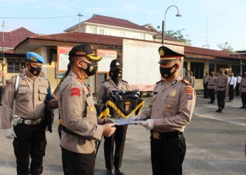 Kapolres Pematangsiantar, AKBP Boy Sutan Binanga Siregar, S.I.K, saat menyerahkan penghargaan kepada personil berprestasi, pada Senin (15/2/2021) pagi tadi, di lapangan apel Polres Pematangsiantar.