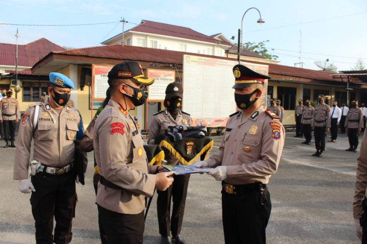 Kapolres Pematangsiantar, AKBP Boy Sutan Binanga Siregar, S.I.K, saat menyerahkan penghargaan kepada personil berprestasi, pada Senin (15/2/2021) pagi tadi, di lapangan apel Polres Pematangsiantar.