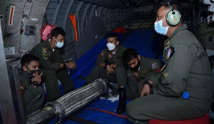 TNI AU menebarkan garam untuk mencegah hujan menggunakan pesawat. (Foto Dispen AU).