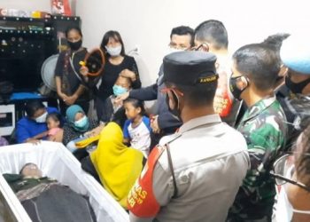 Jenazah Pratu Martinus Kardo Rizky Sinurat, anggota Kostrad yang jadi korban penembakan oknum polisi Bripka CS di Kafe RM Cengkareng, tiba di rumah duka di Perumahan Taman Cisoka Indah, Kabupaten Tangerang, Kamis (25/2/2021) malam. [Ist]