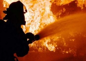 Foto ilustrasi: Upaya petugas pemadam kebakaran menjinakkan kobaran api. (Int)