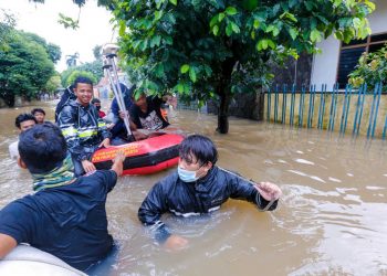 Banjir menggenangi Perumahan Sangrila Dua di Petukangan Selatan, Jakarta Selatan, Sabtu, 20 Februari 2021. (Foto: BeritaSatu Photo/Ruht Semiono)