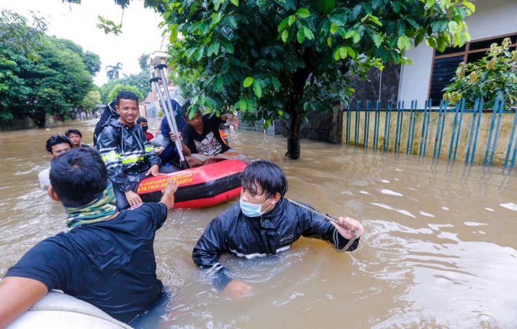 Banjir menggenangi Perumahan Sangrila Dua di Petukangan Selatan, Jakarta Selatan, Sabtu, 20 Februari 2021. (Foto: BeritaSatu Photo/Ruht Semiono)