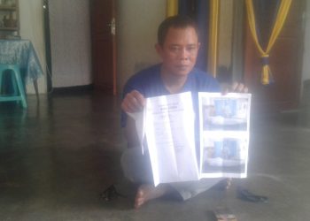 Sambil menunjuk foto istrinya saat dirawat, Sugianto mengharapkan uang santunan istrinya yang meninggal karena Covid – 19.