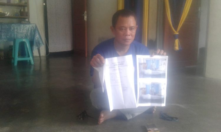 Sambil menunjuk foto istrinya saat dirawat, Sugianto mengharapkan uang santunan istrinya yang meninggal karena Covid – 19.