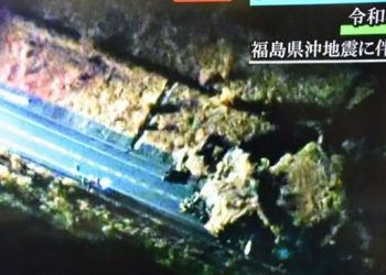 Bidik layar video penampakan sebuah jalan bebas hampatan di Fukushima tertutup reruntuhan akibat gempa. (Foto: AFP)