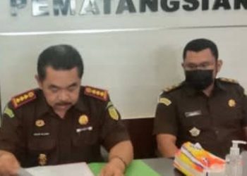 Kajari Pematangsiantar saat menggelar konfrensi pers, Rabu (24/2/2021), di Kantor Kejari Pematangsiantar.