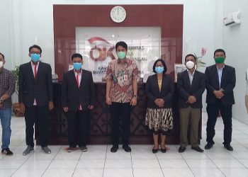 Anggota BPSK Kota Pematangsiantar saat foto bersama dengan OJK Kantor Regional 5 Sumbagut, usai menggelar audiensi.