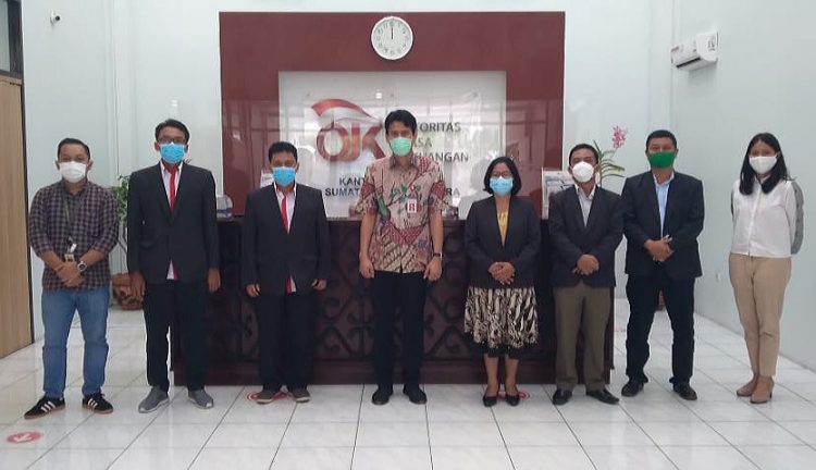 Anggota BPSK Kota Pematangsiantar saat foto bersama dengan OJK Kantor Regional 5 Sumbagut, usai menggelar audiensi.