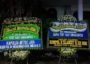 Karangan bunga dari Kapolda Metro Jaya Irjen Fadil Imran terpajang di rumah duka Fery, korban penembakan Bripka CS. (Karin/detikcom)