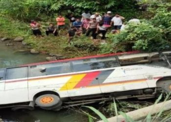 Bus rombongan Pemkab Agam jatuh ke Sungai di Mandailing Natal, Sumut, Senin (8/2/2021). Dua orang tewas dan belasan lainnya luka-luka. (Foto: Antara)