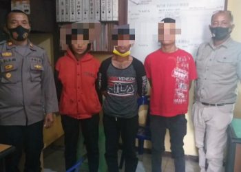 Foto ketiga pelaku curas yang diamankan di Polsek Raya.