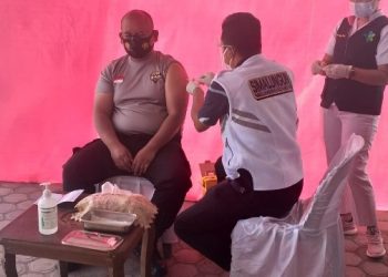 Kapolres Simalungun mengikuti vaksinasi Covid-19 untuk tahap penyuntikan dosis ke dua, di Puskesmas Pematang Raya, Jalan Kartini, Kecamatan Pematang Raya, Kabupaten Simalungun, Senin (15/2/2021).