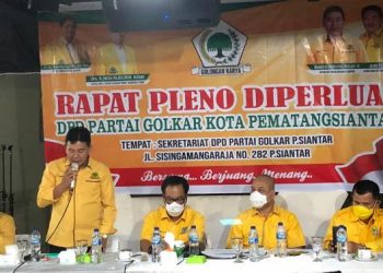 Ketua DPD Partai Golkar Pematangsiantar, Mangatas Sialahi  saat menyampaikan kesediaannya dalam rapat pleno DPD Partai Golkar Pematangsiantar, Sabtu (6/2/2021).