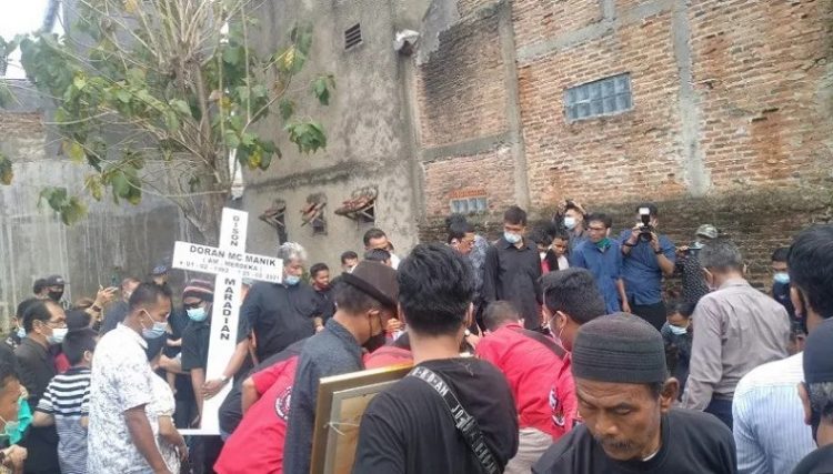 Jenazah Doran Markus Manik, korban penembakan oknum polisi di Jakarta dimakamkan di TPU Sepang Jaya, Kota Bandarlampung, Lampung, Sabtu (27/2/2021). (Foto: Istimewa)