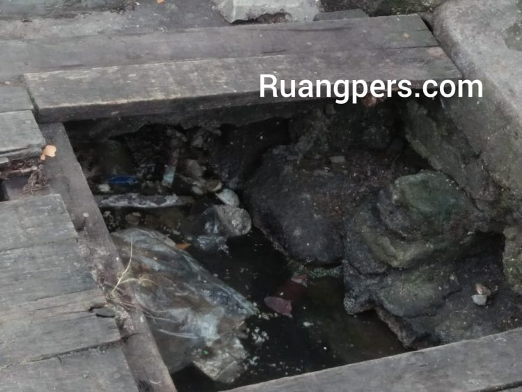 Kondisi drainase di jalan Patuan Nagari, yang dipenuhi sampah, mengakibatkan jalan air tersumbat dan ujung - ujungnya tumpah, menggenangi jalan.