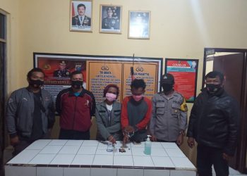 Kedua pelaku yang merupakan sepasang kekasih saat memperlihatkan barang bukti.
