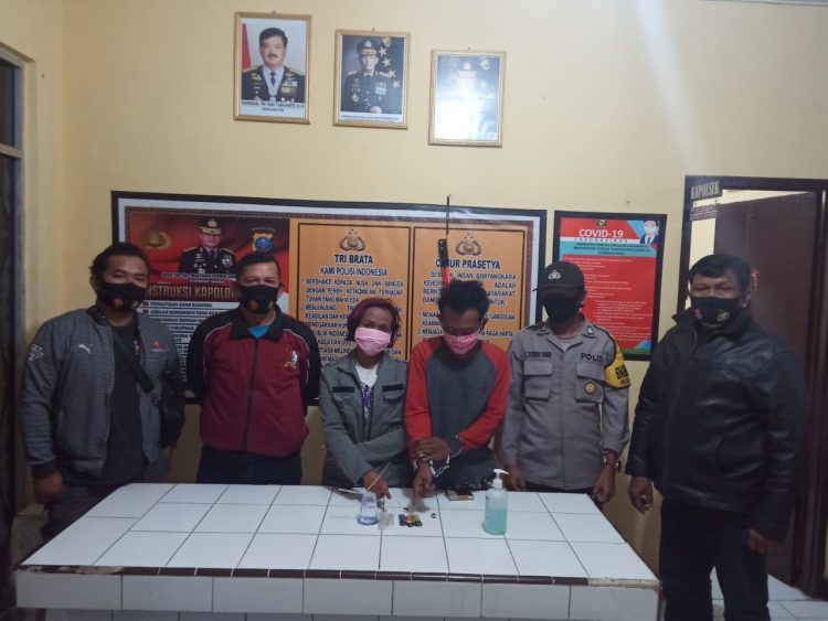 Kedua pelaku yang merupakan sepasang kekasih saat memperlihatkan barang bukti.