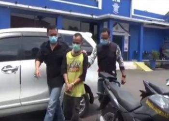 Polisi saat menggelandang pelaku pencabulan ibu dan anak yang masih di bawah umur, ke Mapolres Kuningan, Kamis (11/2/2021). Foto: iNews/Miftahudin