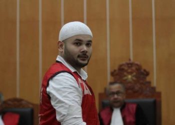 Pedangdut Muhammad Ridho alias Ridho Rhoma saat hendak mejalani sidang putusan pemilikan narkoba jenis sabu di Pegadilan Negeri Jakarta Barat, Jalan Letjen S. Parman, Jakarta Barat, Selasa (19/9/2017). Ridho divonis hakim untuk menjalani rehabilitasi di Rumah Sakit Ketergantungan Obat (RSKO) Cibubur selama enam bulan. (Warta Kota/Henry Lopulalan)