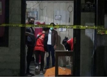 Polisi saat olah TKP rumah pasangan suami istri yang ditemukan tewas di Kota Palangkaraya. (Foto: iNews/Ade Sata)