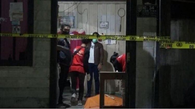 Polisi saat olah TKP rumah pasangan suami istri yang ditemukan tewas di Kota Palangkaraya. (Foto: iNews/Ade Sata)