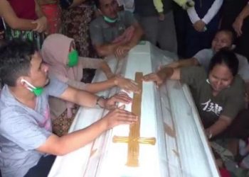 Keluarga menangis histeris memeluk peti jenazah Pratu Martinus Risky Kardo Sinurat di rumah duka di Kota Padangsidimpuan, Sumatera Utara (Sumut), Jumat (26/2/2021).  (Foto: iNews/Indra Mulia Siagian)