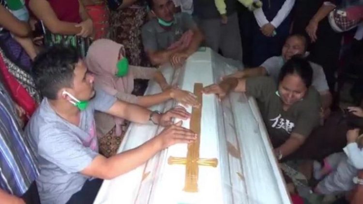 Keluarga menangis histeris memeluk peti jenazah Pratu Martinus Risky Kardo Sinurat di rumah duka di Kota Padangsidimpuan, Sumatera Utara (Sumut), Jumat (26/2/2021).  (Foto: iNews/Indra Mulia Siagian)