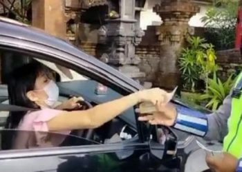Viral ibu pengemudi mobil maki-maki polantas. (Foto: Istimewa/via Beritabali.com)