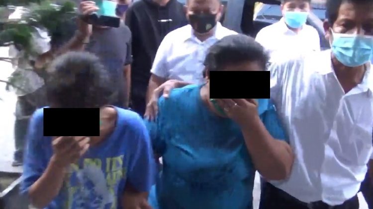 Tersangka Lindawati dan Yarnis Piliang menangis saat diamankan di Polsek Medan Area. (Foto: istimewa)