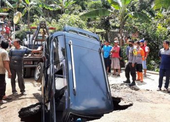 Minibus ini tiba-tiba terperosok ke lubang menganga di Wonosobo. (Foto: dok Polsek Kaliwiro)