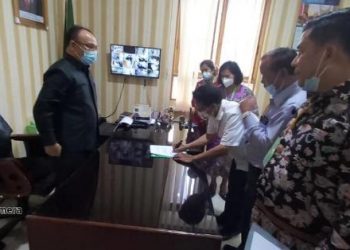 Rektor UHKBPNP saat menandatangani MoU, di PN Siantar.