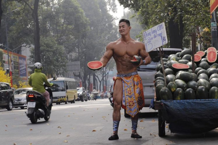 Tampan dan Kekar, Penjual Semangka di Pinggir Jalan Ini Viral Foto: Facebook Lee Won